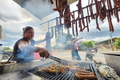 Las longanizas, colgadas y ahumadas, servidas con arroz y patacón, para chuparse los dedos.