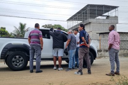 Socios de Emelec abordaron a Jorge Guzmán para exigirle resultados.