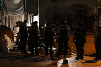 Agentes de la Policía acordonaron y protegieron la escena del crimen.