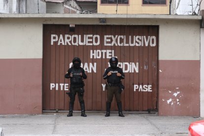 Policías custodiaban las puertas del hotel donde ocurrió el asesinato.
