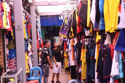 En la Bahía se venden artículos de todo tipo y precio. El sector espera reactivación.