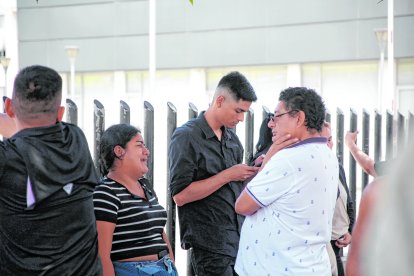 Los familiares llegaron al morgue a retirar los cuerpos; se encontraban desconsolados.