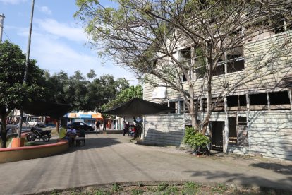 La vivienda de más de 60 años de antigüedad se ubica en el parque. Alrededor de ella se sientan algunos grupos de personas a jugar naipes durante las tardes y noches.