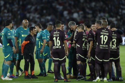 El Patón Bauza con varios de los jugadores con los que ganó la Copa Libertadores de 2008.