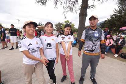 Las hermanas Macas entrenan ecuavóley junto a su padre, Jefferson.
