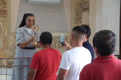 Después de la misa para los enfermos, creyentes pueden tocar el relicario que contiene una reliquia de la santa.
