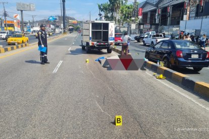 El cadáver fue embarcado en el carro de Medicina Legal.