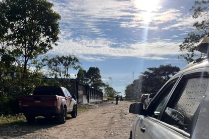 La Policía Nacional acordonó el sector frente a “A Huevomán” tras el asesinato de Carlos Guaico, mientras se recababan indicios balísticos.