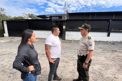 El gobernador Rolando Ramos, junto al coronel Santiago González acudieron al sitio para realizar las investigaciones.