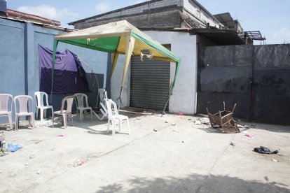 Las secuelas del brutal ataque criminal quedaron a la vista. En el piso, manchas de sangre y en las paredes, los agujeros de balas.