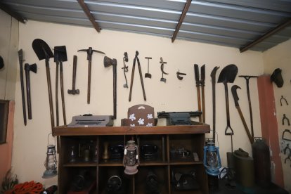 Palas, picos, máquinas de escribir, teléfonos entre otros objetos del siglo pasado.