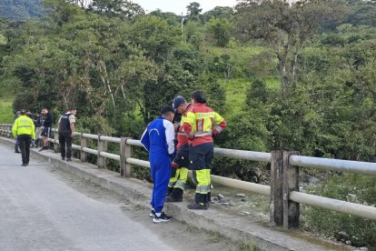 Miembros de diversas instituciones de rescate ayudaron en la localización del policía.