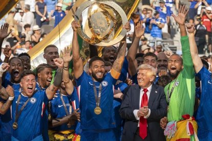 Donald Trump entregando el trofeo del Mundial de Clubes 2025.