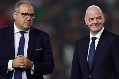 Victor Montagliani (i) junto a Gianni Infantino, presidente y vicepresidente de la FIFA.