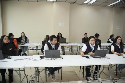 Las mesas para contar las firmas quedaron con los 'churos' hechos.