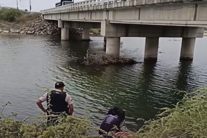 Personal policial en el río de San Pablo en donde uno de los sospechosos lanzó un arma de fuego