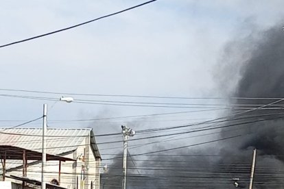 Un vehículo en llamas fue abandonado en el populoso barrio Jocay, territorio limítrofe del barrio La Paz