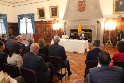 Los ministros del Gobierno explican a diplomáticos las recientes medidas económicas del Ejecutivo.