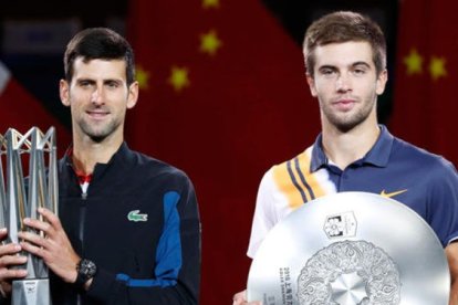 Djokovic (i) junto a Bora Ciric en la premiación del Masters 1000 de Shanghái en el año 2018.