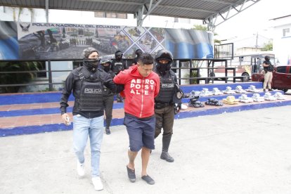 El sujeto sospechoso, al igual que la mujer, serán puestos a órdenes de las autoridades competentes.