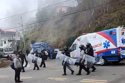 Habitantes de comunidades rurales exigen el paso hacia Chunchi para evitar más pérdidas en la producción agrícola y ganadera, mientras continúa el bloqueo de la vía E35.