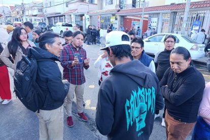 Dirigentes de Azuay y comuneros brindan apoyo a los detenidos afuera de la Comandancia.