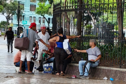 Grupo de libadores afuera del parque Centenario.