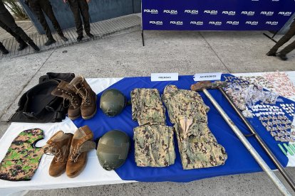 Entre las evidencias constan armas, drogas y prendas militares.