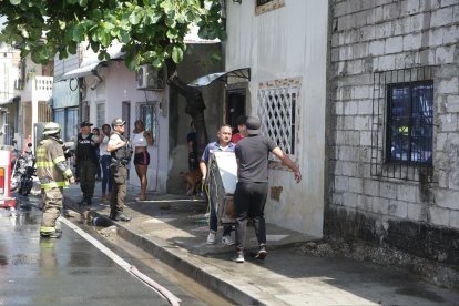Personal del Cuerpo de Bomberos de Guayaquil atendió la emergencia en el sitio.