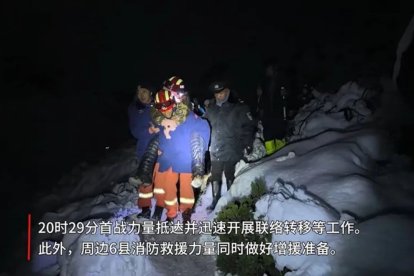 Equipos de rescate evacuaron a más de 900 montañistas atrapados por la tormenta en el Everest tibetano.