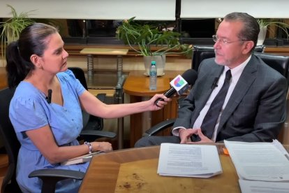 Juan Soltero, abogado de la víctima que denunció a Omar Bravo, durante una entrevista sobre el caso.