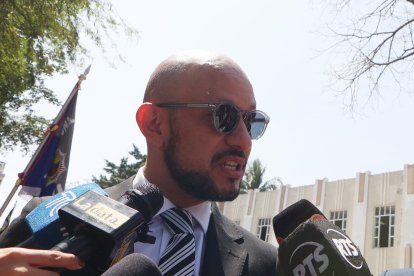 Andrés Castillo en el ingreso a la sesión solemne de la Asamblea Nacional, realizada en Guayaquil.