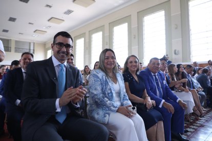 El legislador Andrés Guschmer (izq.) durante la sesión de la Asamblea.