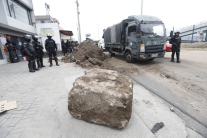 Habitantes de San Miguel del Común colocaron grandes piedras y montículos para impedir el paso.