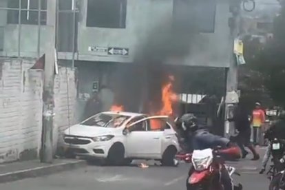 Momento en el que huyen los motorizados que prendieron en llamas al auto.