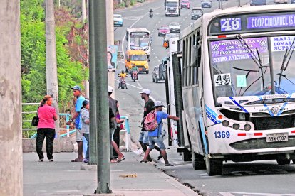 En ciertos puntos, ciudadanos en actitud sospechosa esperan largo tiempo hasta que pare un bus que esté lleno.