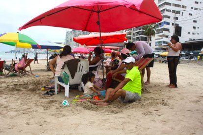 Bajo parasoles, familias disfrutan en el primer día del feriado octubrino, en Santa Elena.