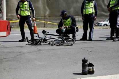 Así terminó la bicicleta en la que iba Byron Marcelo Luna. Uno de sus zapatos y su termo quedaron a un costado de la vía.