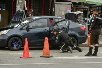 Agentes del GIR inspeccionan el vehículo sospechoso abandonado frente a la Penitenciaría del Litoral.