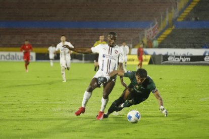 El portero de San Antonio, Lucas Cueva (d) intenta evitar uno de los tantos de Liga de Quito