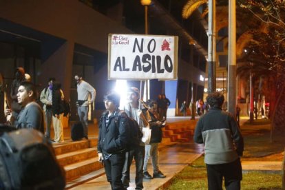 Protestas frente a la embajada de Ecuador en Lima.