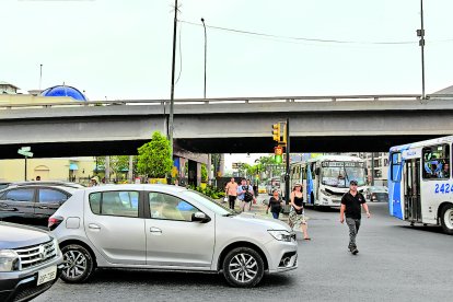La falta de señalización en la vía permite que vehículos bloqueen el cruce peatonal.