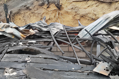 La mañana de este viernes, solo se observaban los vestigios del voraz incendio que destruyó la casa de una familia.