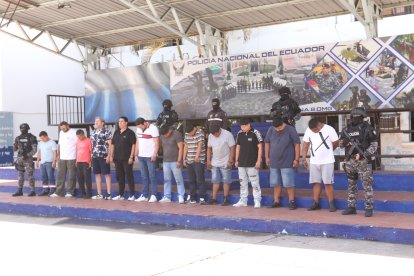 Doce personas fueron aprehendidas durante el operativo.