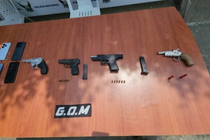 Parte de las evidencias incautadas durante los allanamientos.