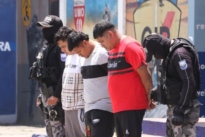 Cinco sospechosos, entre ellos tres hombres, fueron aprehendidos.