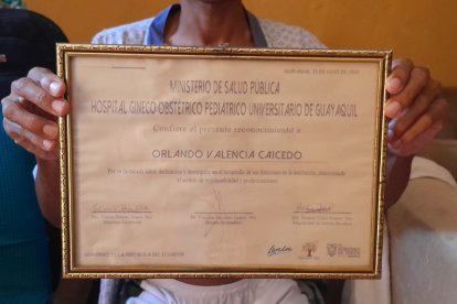 En 2020 el Hospital Universitario le entregó un diploma por su trabajo, pero el sistema de salud pública no lo ha apoyado.