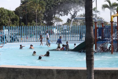 Las piscinas municipales fueron refugio ante el intenso sol del feriado.