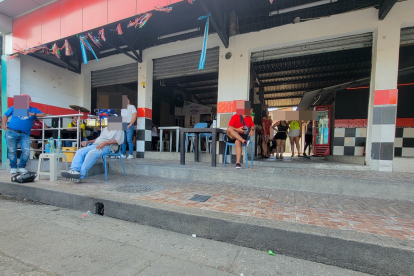 En La 18, había música en vivo y varias sexoservidoras, aunque con poca clientela.