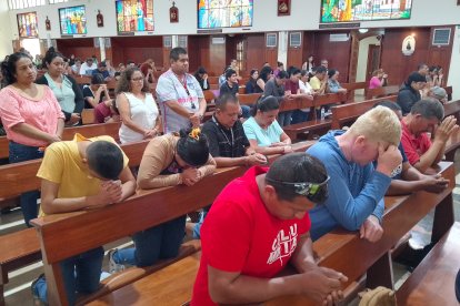 Instante de la Consagración en la misa, donde los fieles oran en silencio.